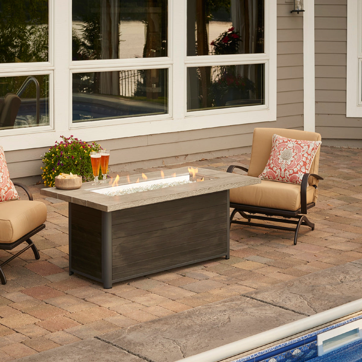 Outdoor GreatRoom Cedar Ridge Fire Pit Table